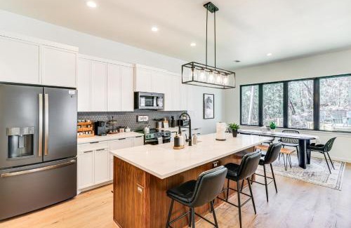 Bastrop Casa | Hot Tub, Game Room and Fire Pit Evergreen Escape