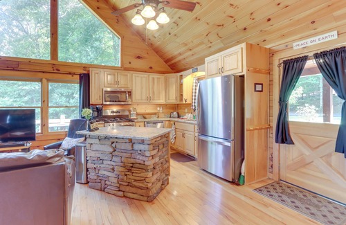 Morganton Cabina | ¡NUEVO! Cabina escénica con jacuzzi 13 millas a Blue Ridge!