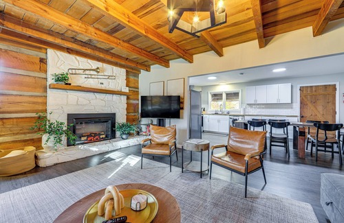Canton Cabina | Hot Tub, Game Room & Fire Pit: Canton Log Cabin