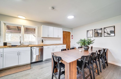 Canton Cabina | Hot Tub, Game Room & Fire Pit: Canton Log Cabin