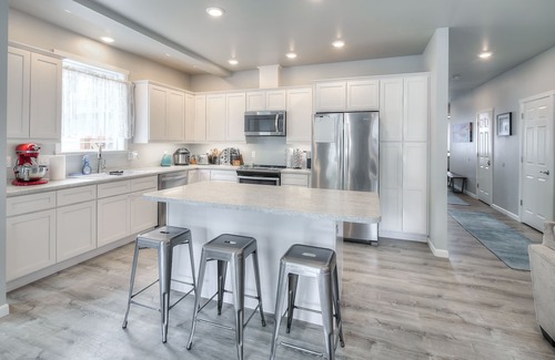 Mendenhaven Casa | Hot Tub, Game room, Fire Pit, Unlimited Hot Water, with stunning mountain view!