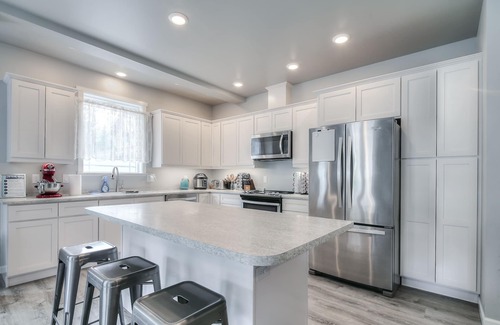 Mendenhaven Casa | Hot Tub, Game room, Fire Pit, Unlimited Hot Water, with stunning mountain view!