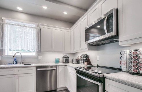 Mendenhaven Casa | Hot Tub, Game room, Fire Pit, Unlimited Hot Water, with stunning mountain view!