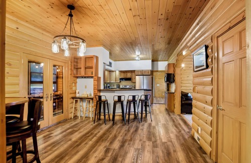 Baraboo Casa | Hot Tub! Game Room! Sauna! Grill! Baraboo/Dells