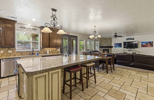 Toquerville Casa | Hot Tub Game Room. Sleeps 17. You Tube TV. 20 minutes to Zions Natl Park
