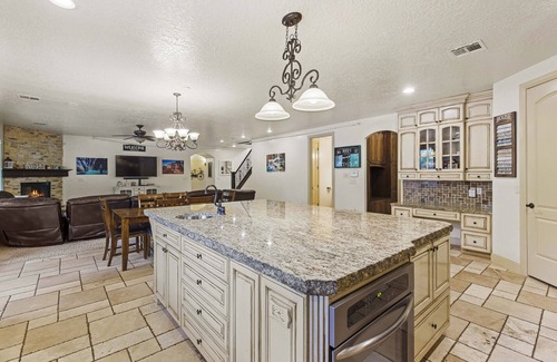 Toquerville Casa | Hot Tub Game Room. Sleeps 17. You Tube TV. 20 minutes to Zions Natl Park