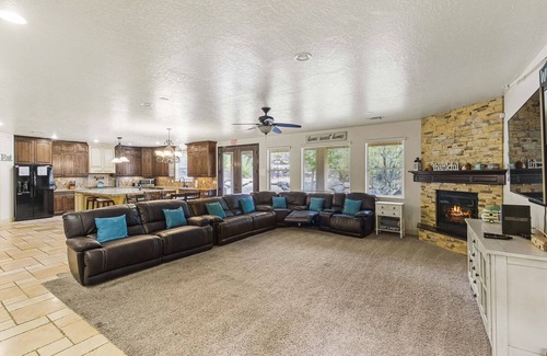 Toquerville Casa | Hot Tub Game Room. Sleeps 17. You Tube TV. 20 minutes to Zions Natl Park