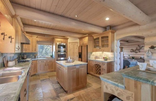 Castle Glen Estates Cabina | Hot Tub, Game Room, Large Deck w/ Incredible View | Penticton Lodge by AvantStay