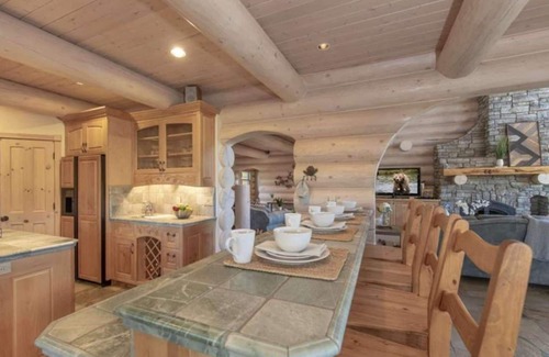 Castle Glen Estates Cabina | Hot Tub, Game Room, Large Deck w/ Incredible View | Penticton Lodge by AvantStay