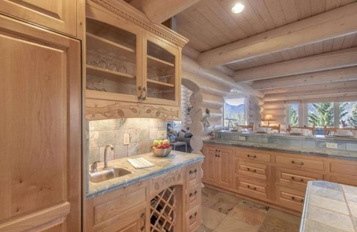 Castle Glen Estates Cabina | Hot Tub, Game Room, Large Deck w/ Incredible View | Penticton Lodge by AvantStay