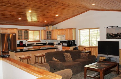 The Village Cabina | Hot Tub-Game Tables Aspen Glen