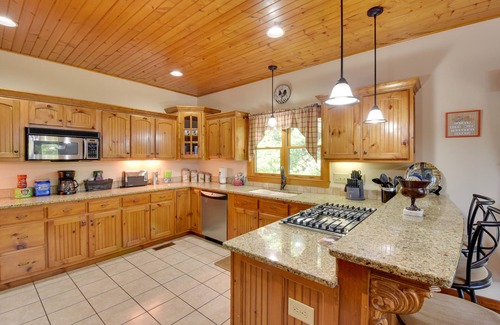 Ellijay Cabina | Grand Ellijay Cabina w / vistas a la montaña + mesa de billar!