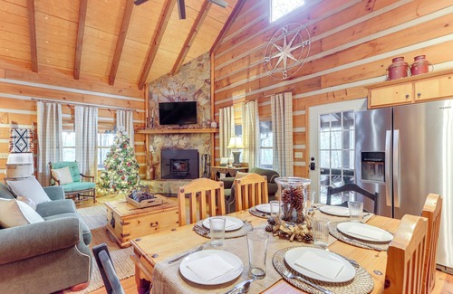 Dial Cabina | Hot Tub & Games: Ridgetop Cabin in Blue Ridge!
