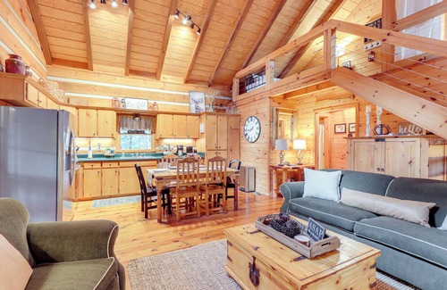Dial Cabina | Hot Tub & Games: Ridgetop Cabin in Blue Ridge!