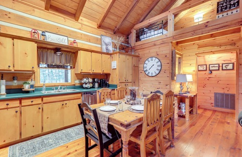 Dial Cabina | Hot Tub & Games: Ridgetop Cabin in Blue Ridge!