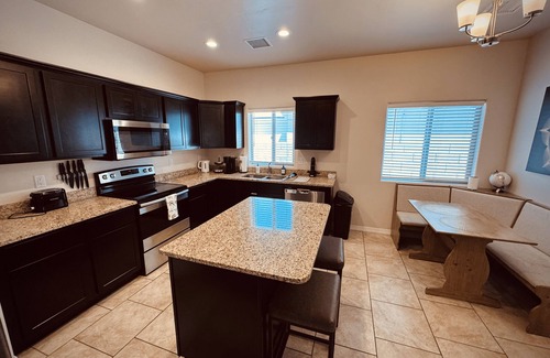 Kingman Casa | Hot Tub & Garage access!