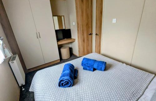 Tattershall Complejo | Hot Tub Getaways The Oakley 8 berth caravan with hot tub and quiet setting
