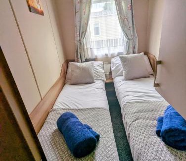 Tattershall Complejo | Hot Tub Getaways The Oakley 8 berth caravan with hot tub and quiet setting