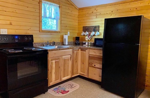 Somerset Cabina | hot tub, grill, porch, picnic table, electric fireplace, queen bed