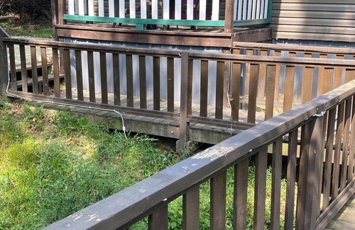 Somerset Cabina | hot tub, grill, porch, picnic table, electric fireplace, queen bed