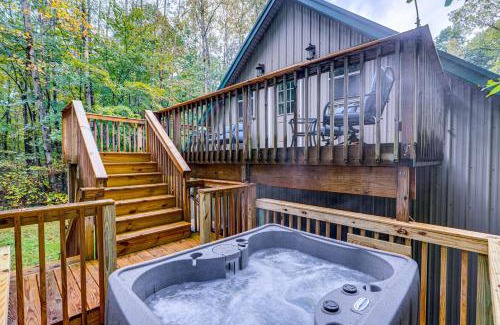 Amanda Casa | Hot Tub Haven 10 Mi to Hocking Hills State Park!