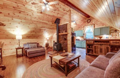 Amanda Casa | Hot Tub Haven 10 Mi to Hocking Hills State Park!