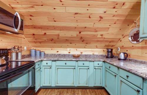 Amanda Casa | Hot Tub Haven 10 Mi to Hocking Hills State Park!