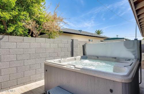 Village Grove Casa | Hot Tub, Heated Pool, Mini Golf, BBQ, Old Town, Game Room, EV Plug