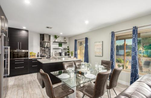 Village Grove Casa | Hot Tub, Heated Pool, Mini Golf, BBQ, Old Town, Game Room, EV Plug