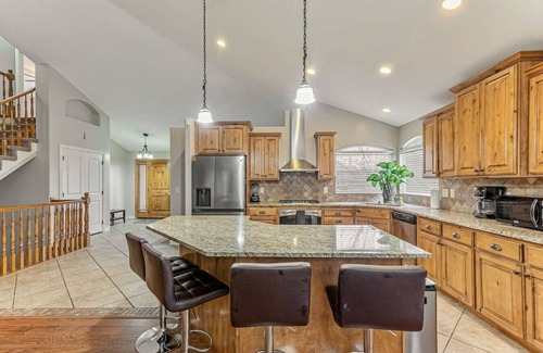 South Jordan Casa | Hot Tub Hideaway | 4 bd 3 ba | BBQ | Massage