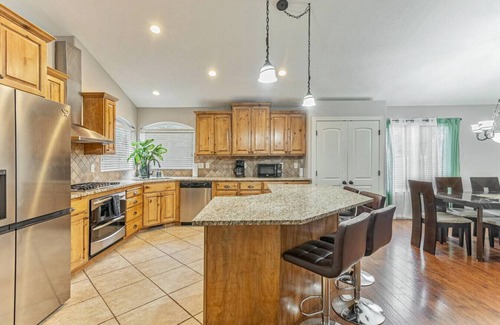South Jordan Casa | Hot Tub Hideaway | 4 bd 3 ba | BBQ | Massage