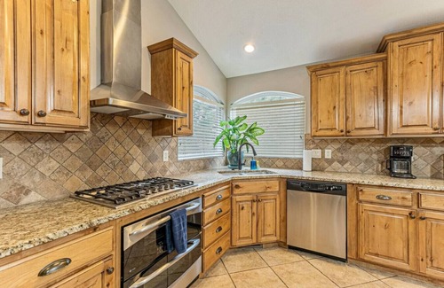South Jordan Casa | Hot Tub Hideaway | 4 bd 3 ba | BBQ | Massage
