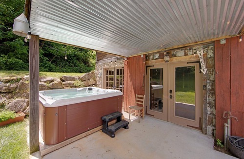 Waynesville Casa | HOT Tub! Hiking, Pool Table, Rustic Getaway, Views, Relax, Pets
