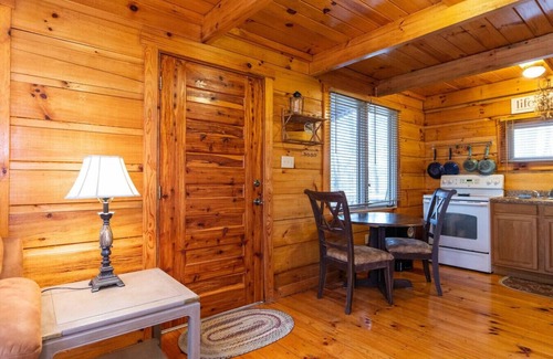 Campton Apartamento | Hillside Loft en Red River Gorge, KY! Bañera de hidromasaje, hoguera, TV por satélite