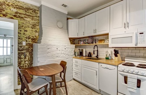 Beach Institute Casa | Hot Tub + Historic District + Next to Forsyth Park