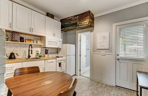 Beach Institute Casa | Hot Tub + Historic District + Next to Forsyth Park