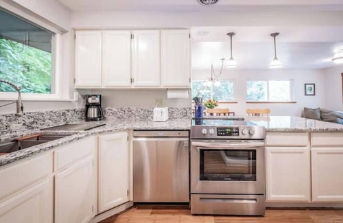 Bainbridge Island Casa | Hot Tub / Home Theater / Private Acre / Walk to Beach / Family and Dog friendly