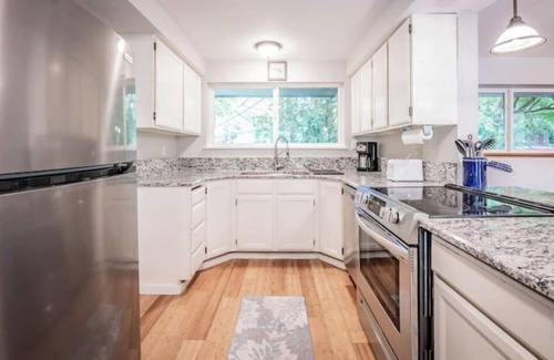 Bainbridge Island Casa | Hot Tub / Home Theater / Private Acre / Walk to Beach / Family and Dog friendly