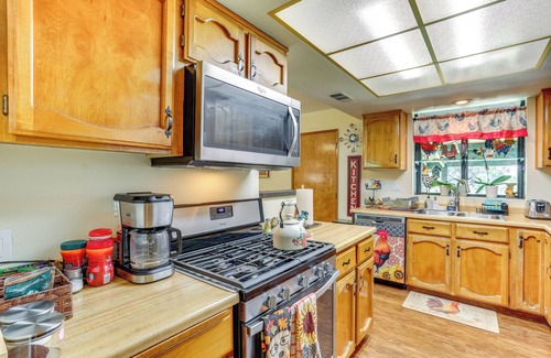 Redding Casa | Hot Tub & Horse Boarding on 3 Acres in Redding!
