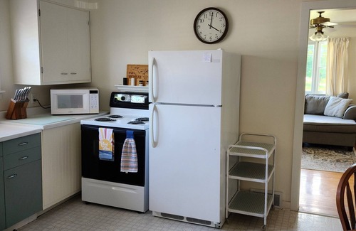 Gladstone Casa | Hot Tub House Kipling Cottages Deck Fire Pit 2 bed/ 1 bath Smart TVs WiFi