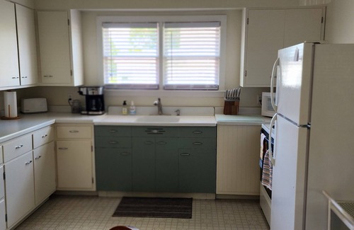Gladstone Casa | Hot Tub House Kipling Cottages Deck Fire Pit 2 bed/ 1 bath Smart TVs WiFi
