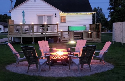 Gladstone Casa | Hot Tub House Kipling Cottages Deck Fire Pit 2 bed/ 1 bath Smart TVs WiFi