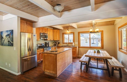Pioneer Trail Casa | Hot Tub + Jungle Gym + Mini Pool Table