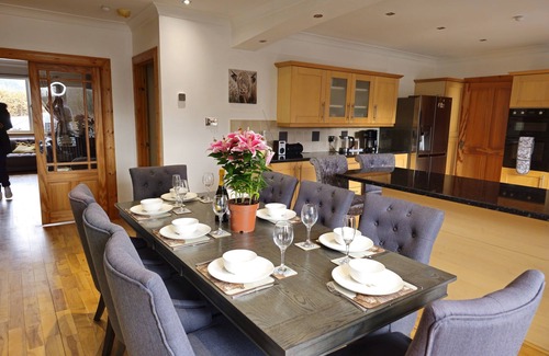 Arrochar Casa | Hot tub Karaoke Fruit machine Bar Cinema South facing garden Sleeps 8.