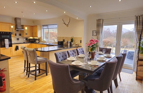 Arrochar Casa | Hot tub Karaoke Fruit machine Bar Cinema South facing garden Sleeps 8.