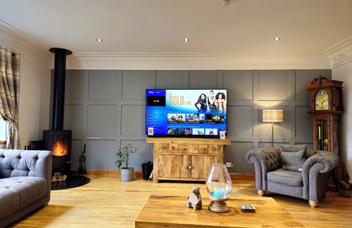 Arrochar Casa | Hot tub Karaoke Fruit machine Bar Cinema South facing garden Sleeps 8.