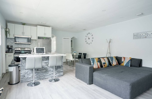 East Little Havana Casa | Hot Tub & King Bed - 8min From Airport, Beach & DT
