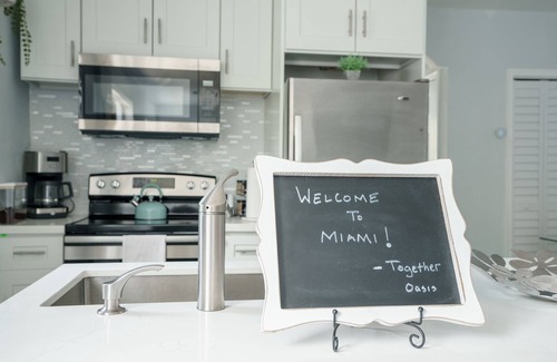 East Little Havana Casa | Hot Tub & King Bed - 8min From Airport, Beach & DT