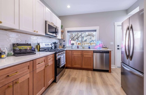 South Side Casa | Hot Tub | Arcade | King Bed | Free Parking