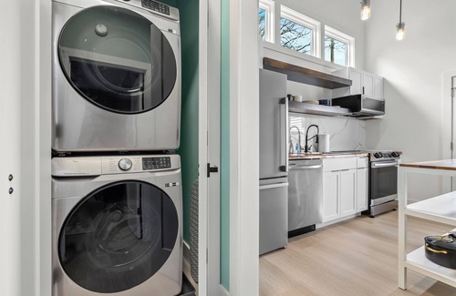 McFerrin Park Casa | Hot Tub, King Bed, only 5 minutes to downtown!